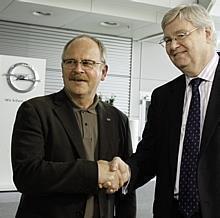 Klaus Franz (Stellvertretender Aufsichtsratsvorsitzender und Gesamtbetriebsratsvorsitzender der Adam Opel GmbH) und Nick Reilly (President, GM Europe und Vorsitzender der Geschäftsleitung der Adam Opel GmbH)